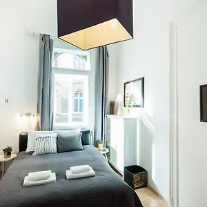 cosy-and-central-apartment-with-4-bedrooms-and-a-c.inbudapesthotels.com/
